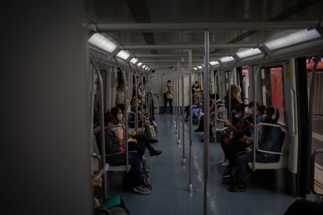 Archivo - Varias personas viajan en el metro de Barcelona, en la primera mañana después del toque de queda en la ciudad, en Barcelona, Catalunya (España), a 26 de octubre de 2020.