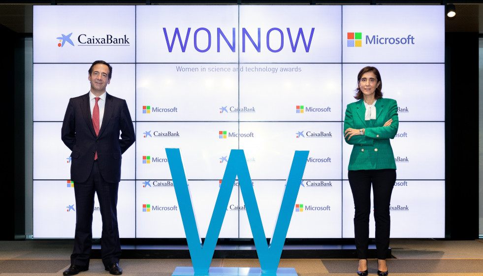 Archivo - Gonzalo Gortázar, consejero delegado de CaixaBank, y Pilar López, presidenta de Microsoft España