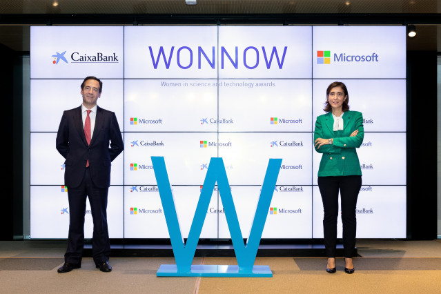 Archivo - Gonzalo Gortázar, consejero delegado de CaixaBank, y Pilar López, presidenta de Microsoft España