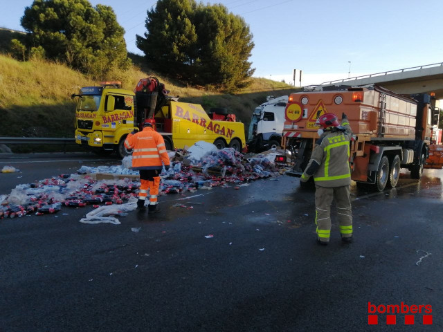 Accidente entre dos camiones que corta la AP-7 a la altura de Santa Perpètua de Mogoda (Barcelona).