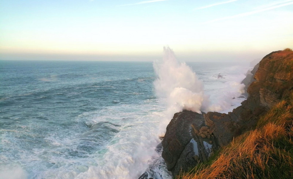 Archivo - Olas en la costa, una imagen de archivo.