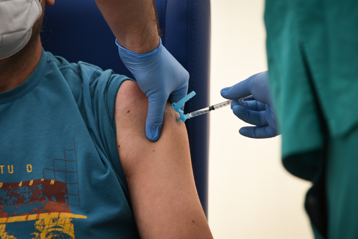 Un hombre recibe la primera dosis de la vacuna contra el Covid-19 (Archivo)