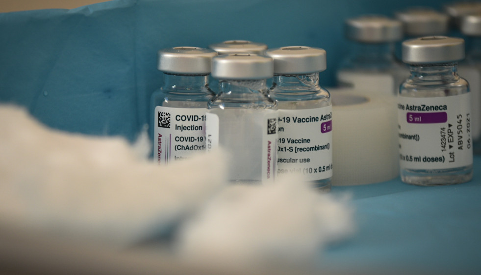 Varios viales con la vacuna de AstraZeneca contra la Covid-19 en el Hospital de campaña de La Fe, en Valencia, Comunidad Valenciana (España), a 15 de marzo de 2021.