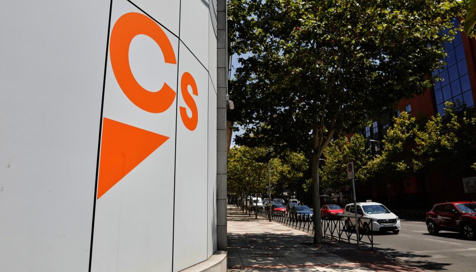 Archivo - Logo de Ciudadanos en el edificio de la sede del partido, situado en la calle Alcalá, en Madrid (España).