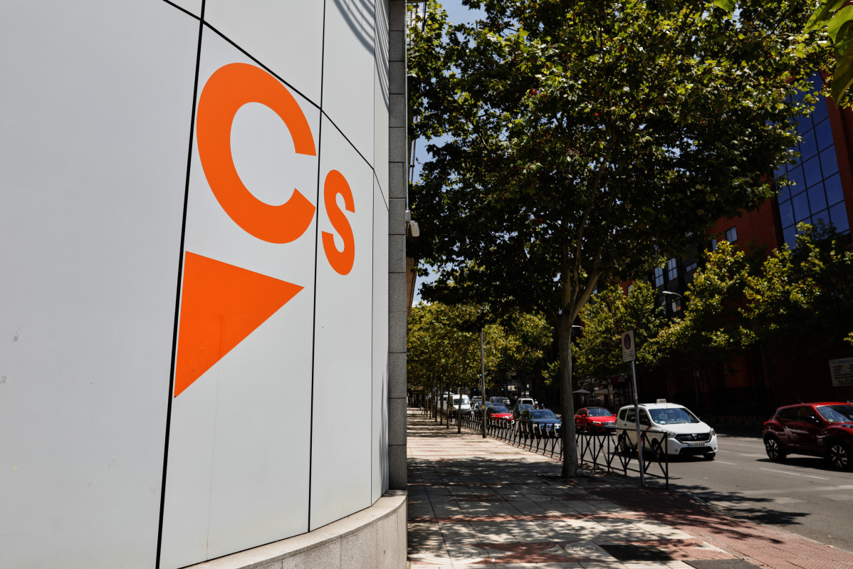 Archivo - Logo de Ciudadanos en el edificio de la sede del partido, situado en la calle Alcalá, en Madrid (España).