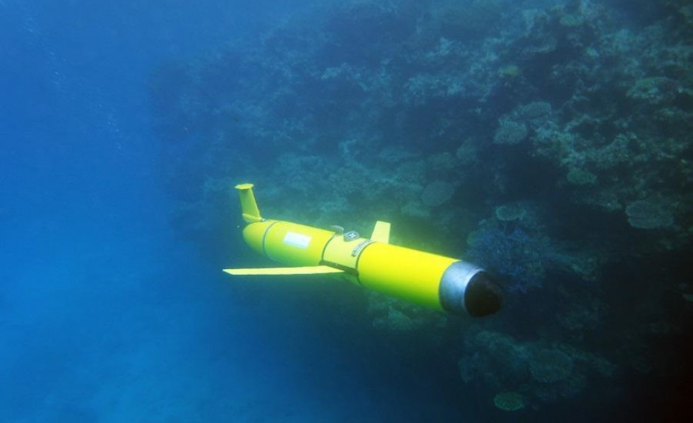 Un planeador submarino recoge información oceanográfica sobre un arrecife de coral.