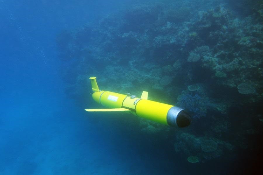 Un planeador submarino recoge información oceanográfica sobre un arrecife de coral.