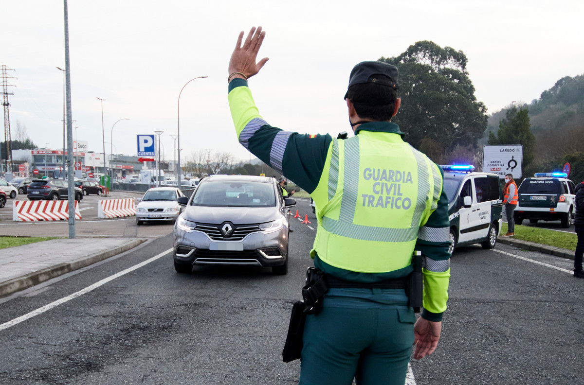Archivo - Un agente de la Guardia Civil le da el alto a un conductor de un vehículo durante un control efectuado por las restricciones por la pandemia
