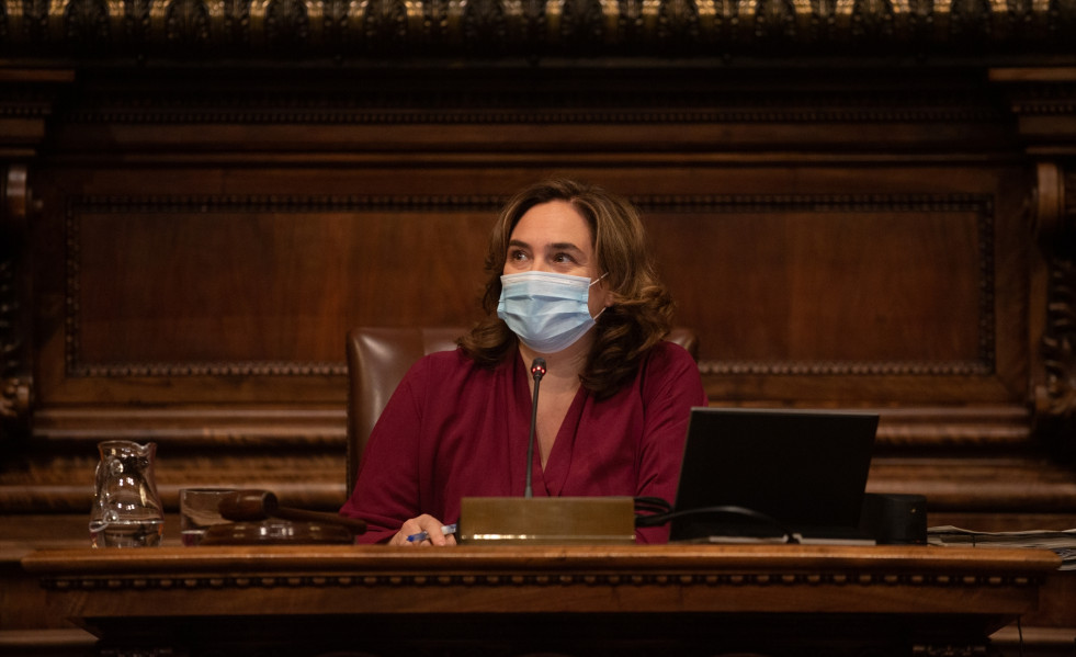 Archivo - La alcaldesa de Barcelona, Ada Colau, durante una sesión plenaria en el Ayuntamiento de Barcelona.