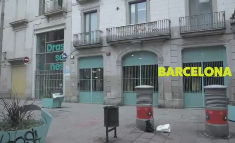 Un Patio14 maravilloso en el corazón de la ciudad de Barcelona donde cientos de niños y niñas crecen y aprenden jugando y practicando deporte.     G