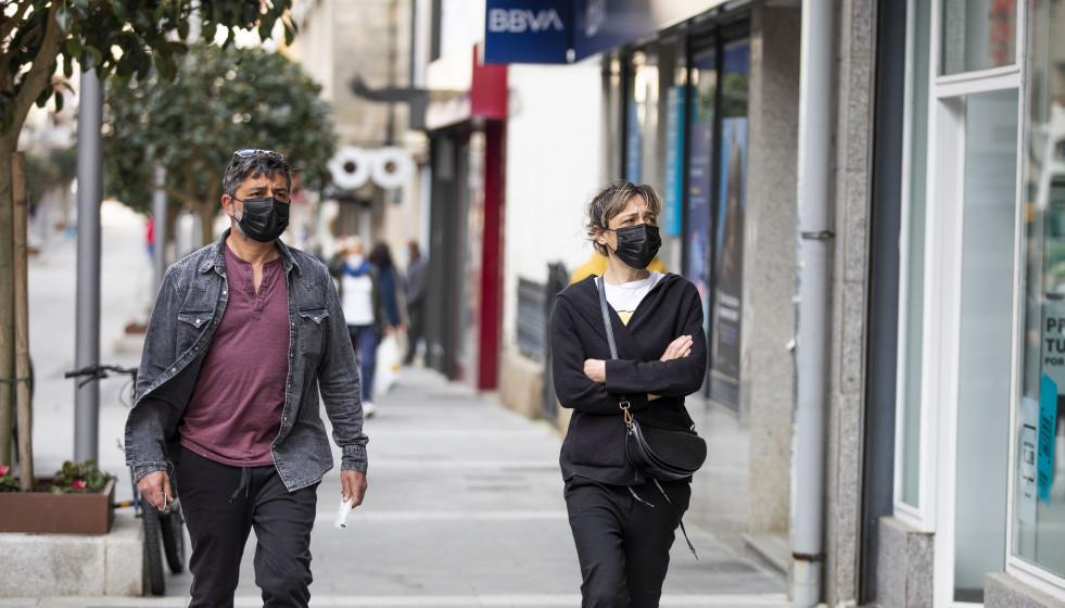 Un hombre y una mujer caminando por la calle