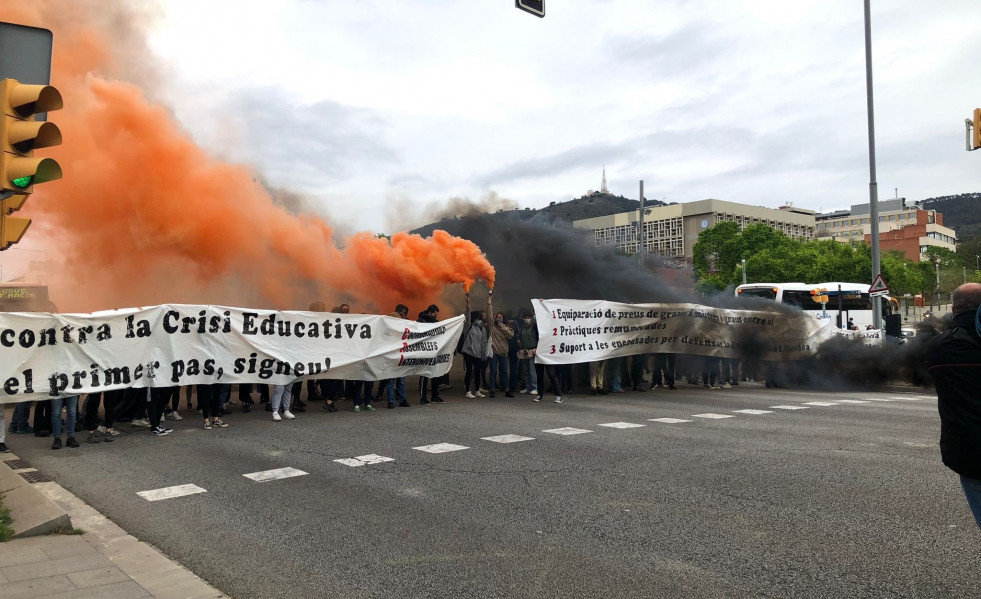 Manifestación del movimiento estudiantil en la avenida Diagonal de Barcelona contra la 