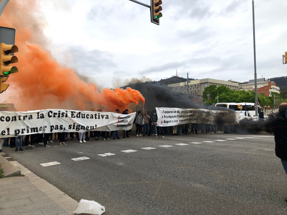 Manifestación del movimiento estudiantil en la avenida Diagonal de Barcelona contra la 