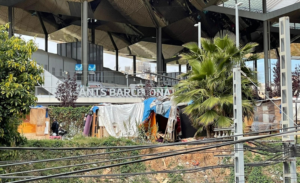 La Guardia Urbana desaloja el asentamiento de barracas del entorno de las Glòries.