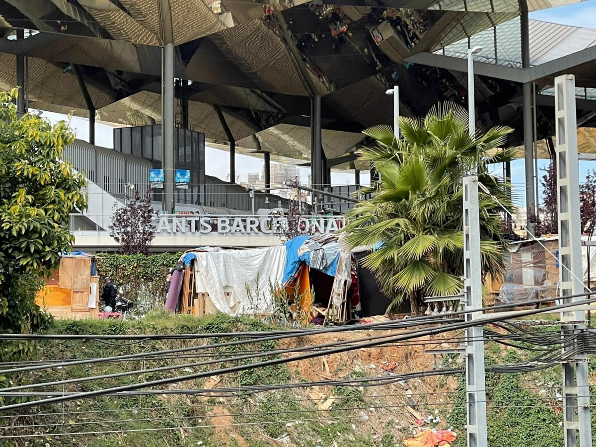 La Guardia Urbana desaloja el asentamiento de barracas del entorno de las Glòries.