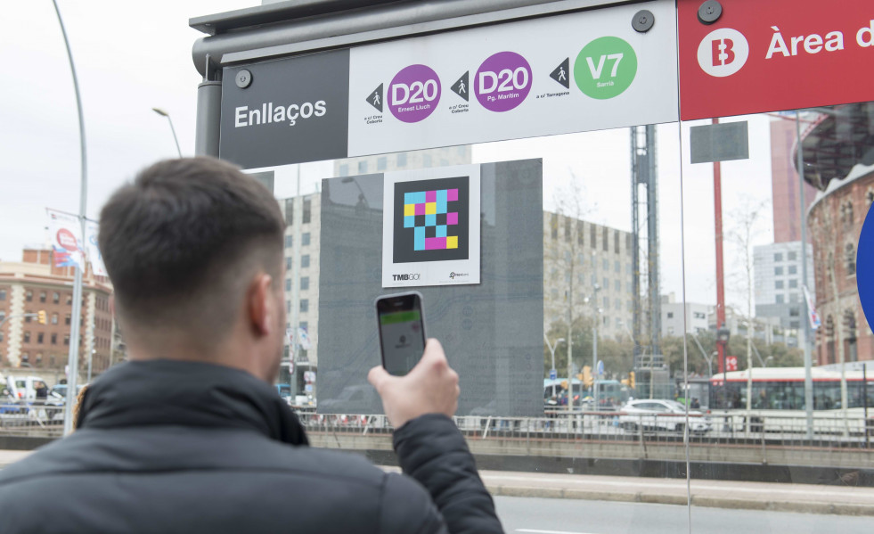 TMB completa la señalización de Metro y autobuses para facilitar su uso a personas invidentes