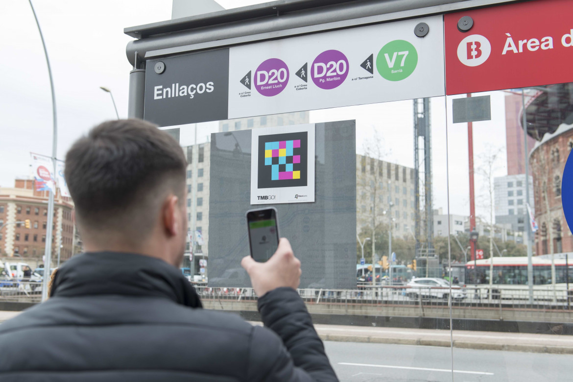 TMB completa la señalización de Metro y autobuses para facilitar su uso a personas invidentes