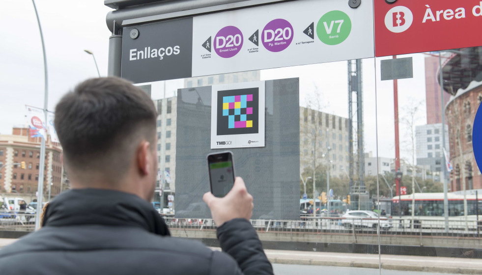 TMB completa la señalización de Metro y autobuses para facilitar su uso a personas invidentes