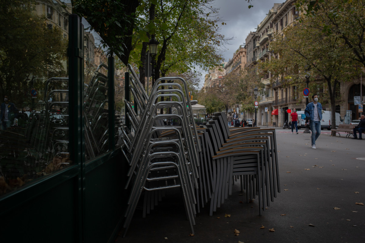 Archivo - Sillas recogidas de una terraza de un bar cerrado, en una imagen de archivo