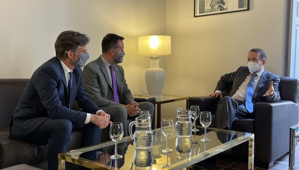 El presidente de la Associació Catalana de Municipis (ACM), Lluís Soler, y el presidente de la Federación Española de Municipios y Provincias (FEMP), Abel Caballero.