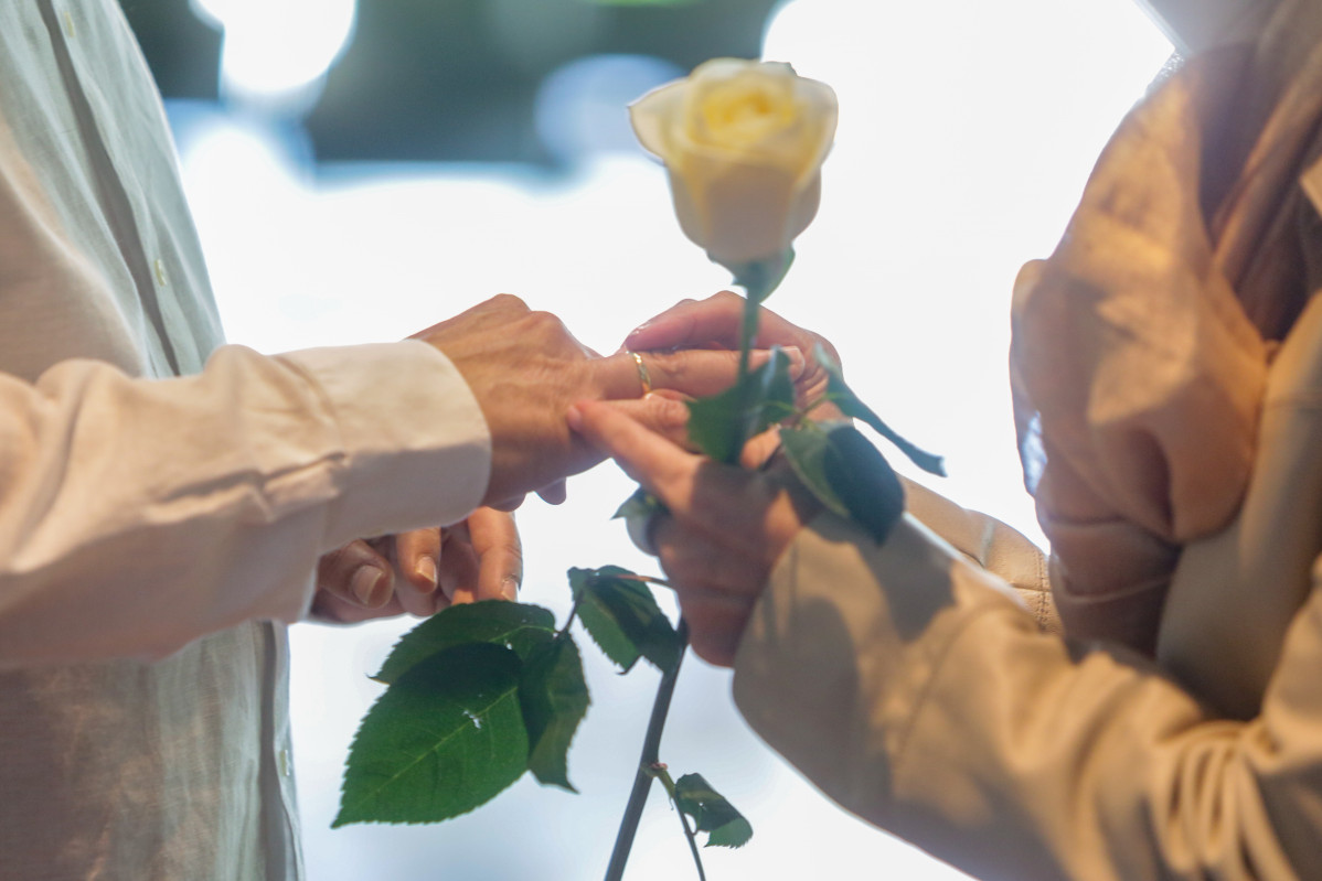 Archivo - Una pareja se coloca las alianzas en la celebración de su boda.