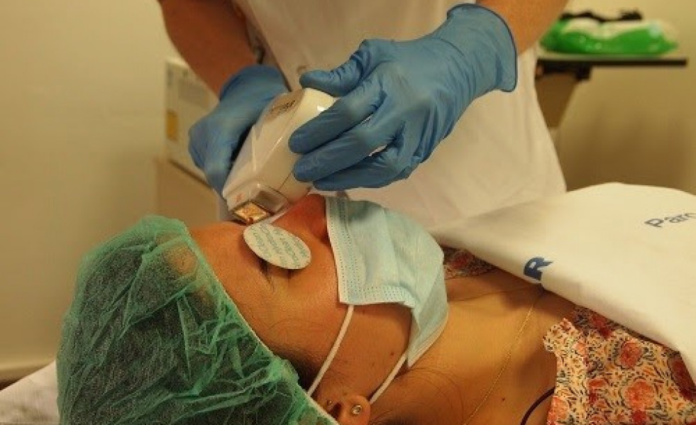 El Hospital del Mar de Barcelona trata con un equipo de luz pulsada intensa el ojo seco