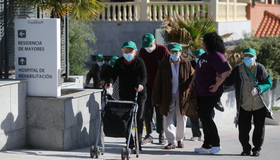 EuropaPress 3687383 varios ancianos residencias grupo casaverde navalcarnero madrid visita zoo