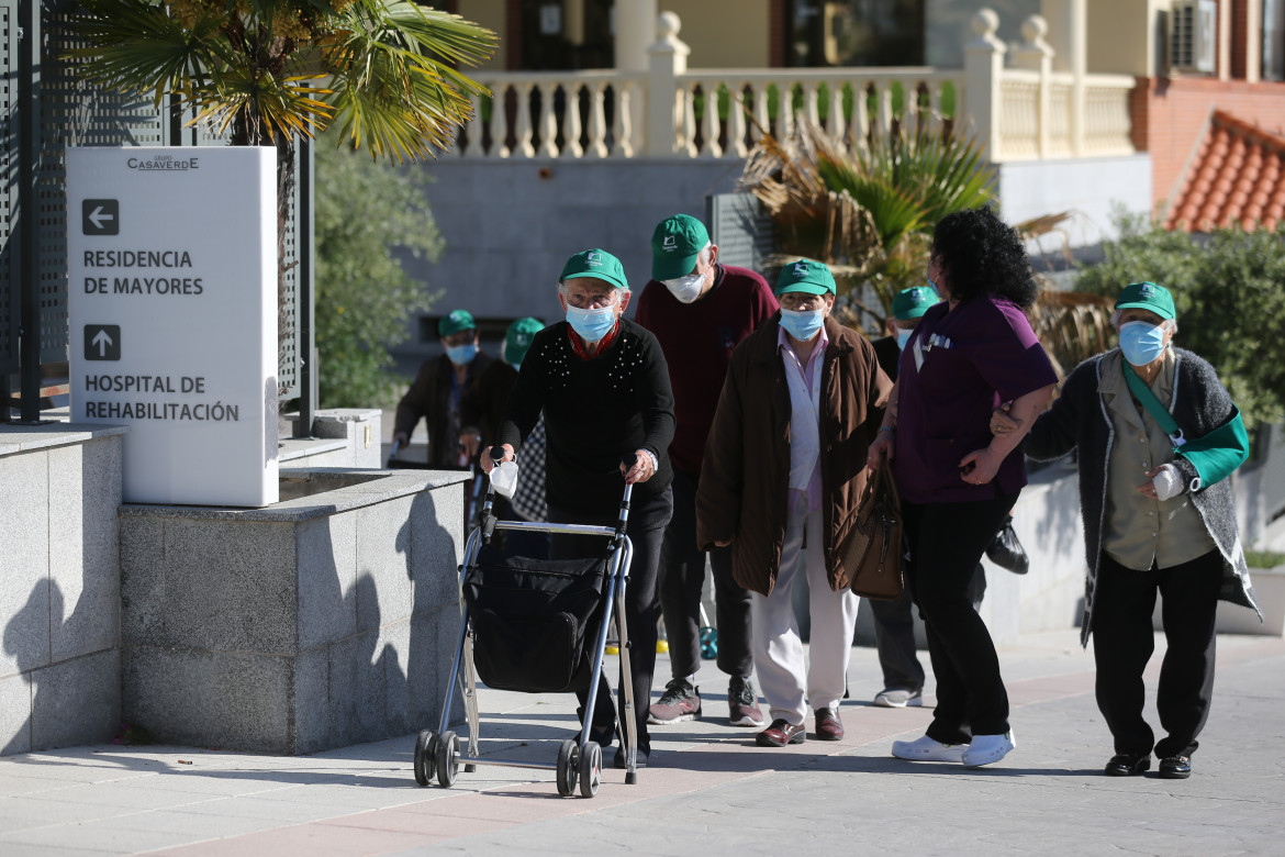 EuropaPress 3687383 varios ancianos residencias grupo casaverde navalcarnero madrid visita zoo