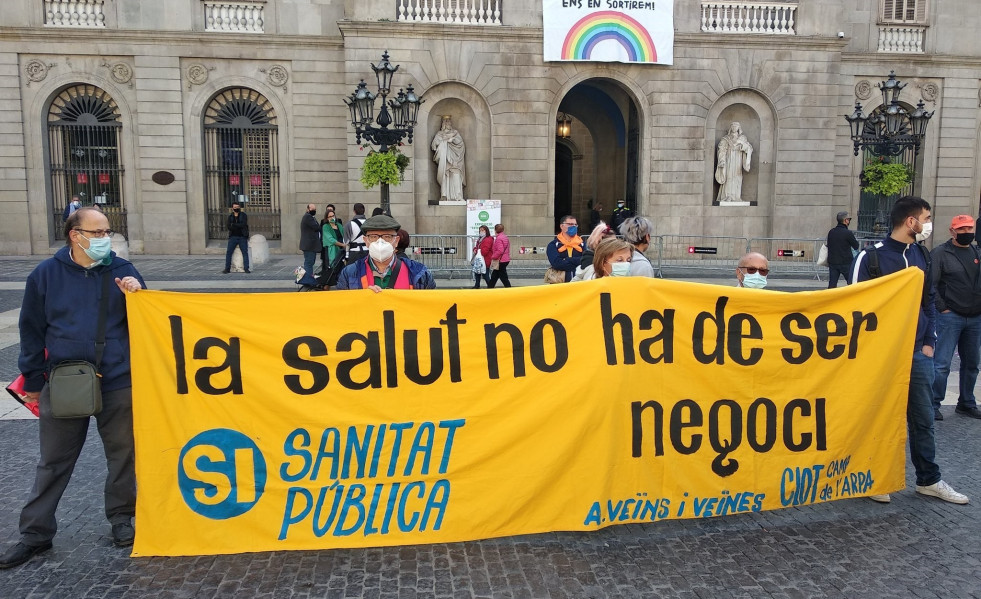 Manifestants a la plaça Sant Jaume (Barcelona) en protesta contra la privatització de la sanitat