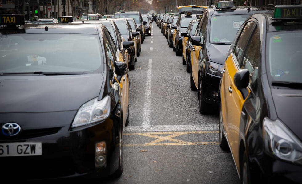 Archivo - Protesta de los taxistas de Barcelona en la Gran Via, en una foto de archivo