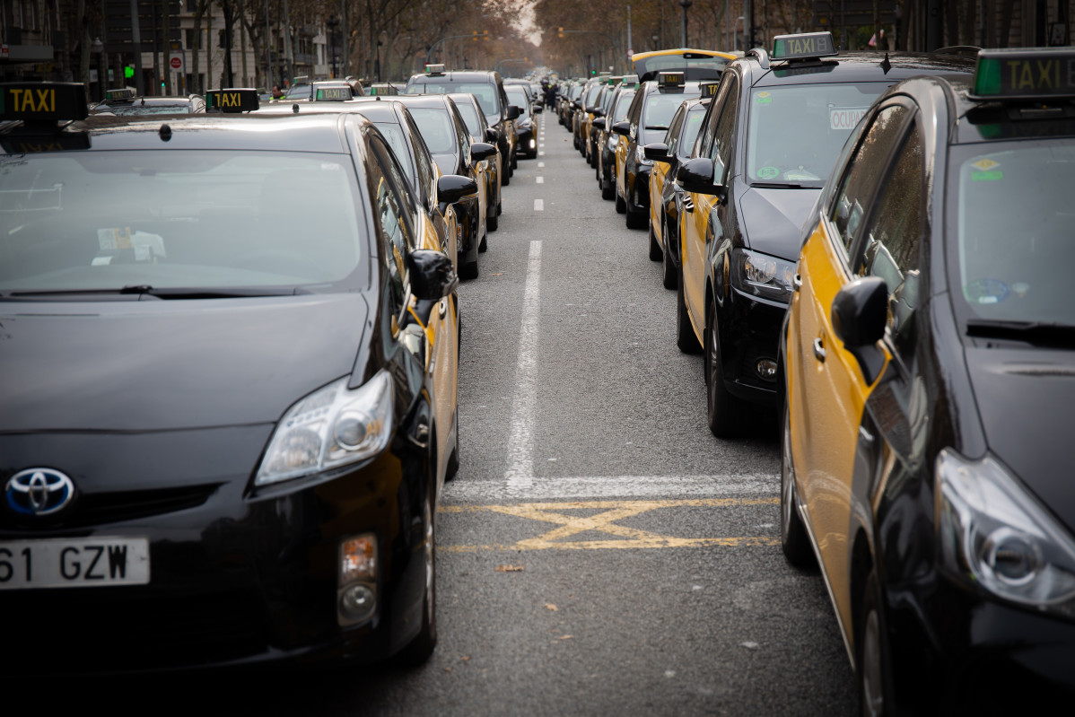 Archivo - Protesta de los taxistas de Barcelona en la Gran Via, en una foto de archivo