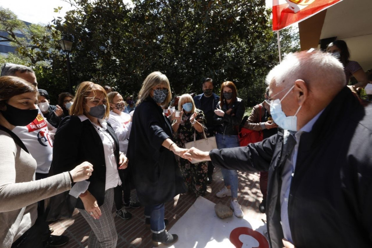 Arxiu - L'alcaldessa de l'Hospitalet de Llobregat, Núria Marín, felicita els manifestants en contra del tancament de l'Acadèmia Cultura.