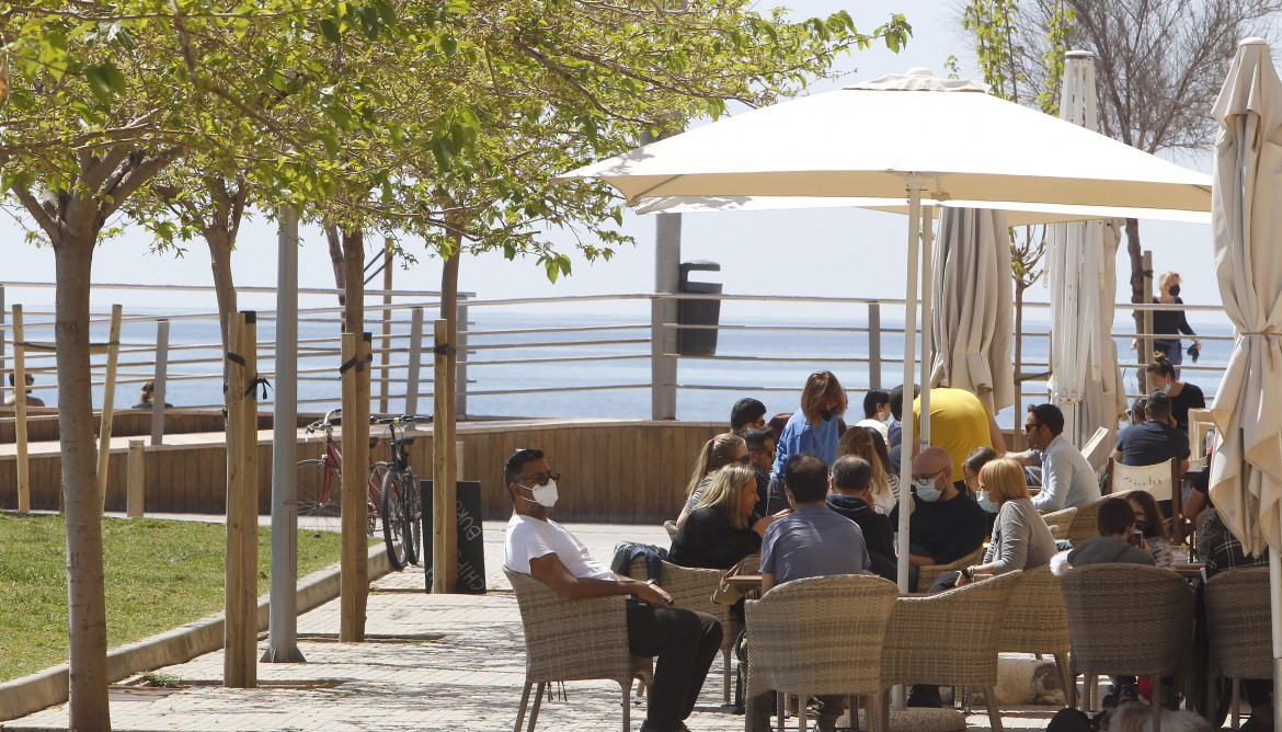 Varias personas en la terraza de un bar, a 11 de abril de 2021, en Mallorca, Islas Baleares (España). Este domingo ha comenzado la prórroga del cierre del interior de bares y restaurantes en Mallorc