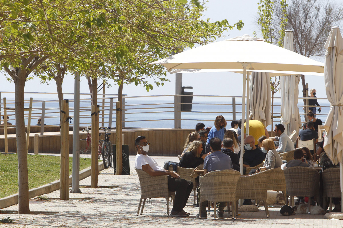 Varias personas en la terraza de un bar, a 11 de abril de 2021, en Mallorca, Islas Baleares (España). Este domingo ha comenzado la prórroga del cierre del interior de bares y restaurantes en Mallorca. La medida se ha prorrogado justo cuando terminan las r