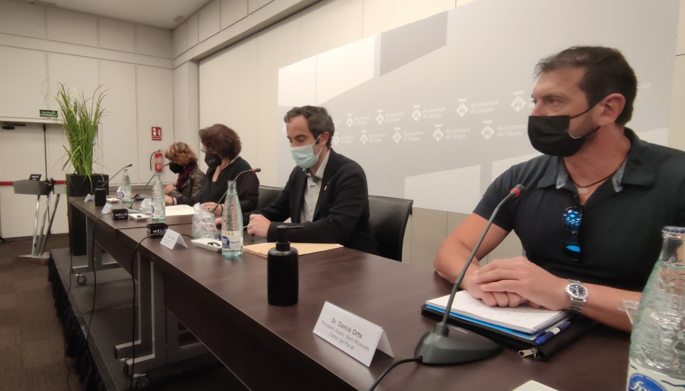 Imagen de la rueda de prensa de la secretaria general de Interior, Elisabeth Abad, la alcaldesa de Sitges, Aurora Carbonell, el secretario general de Salud, Marc Ramentol, y el representante del secto