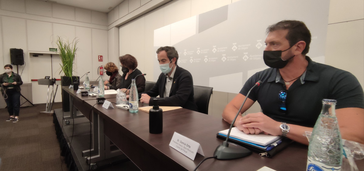 Imagen de la rueda de prensa de la secretaria general de Interior, Elisabeth Abad, la alcaldesa de Sitges, Aurora Carbonell, el secretario general de Salud, Marc Ramentol, y el representante del sector del ocio nocturno de Sitges, Damià Orts.