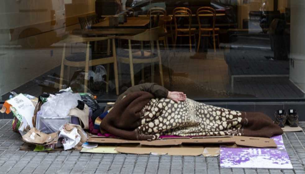 EuropaPress 3706237 persona situacion sinhogarismo durmiendo calle