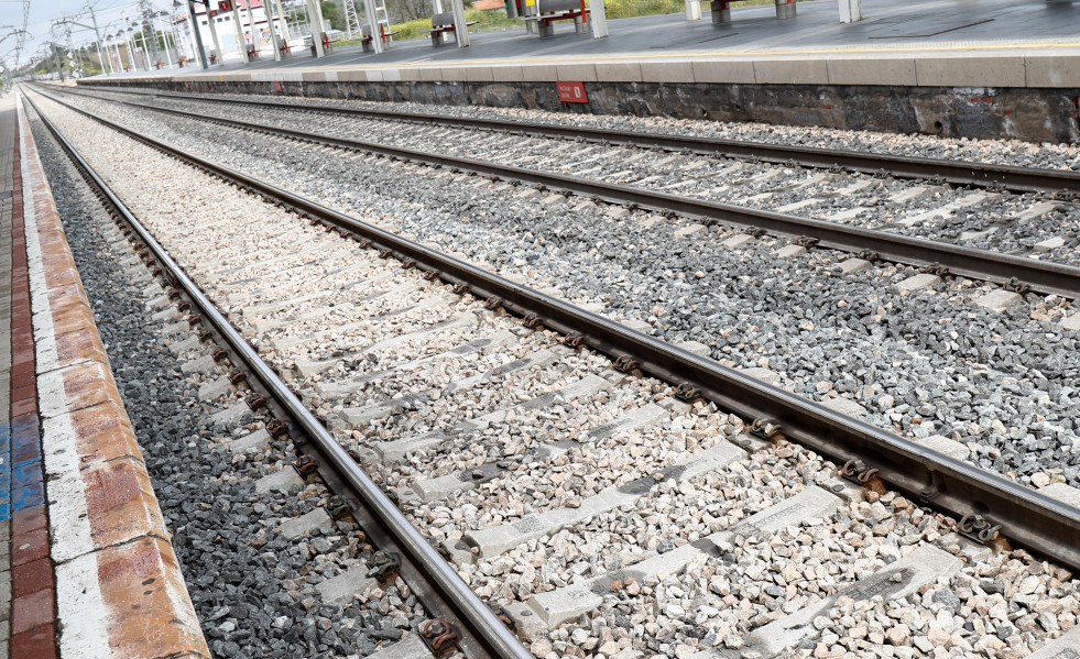 Archivo - Vías del tren de la estación de cercanías de Valdemoro