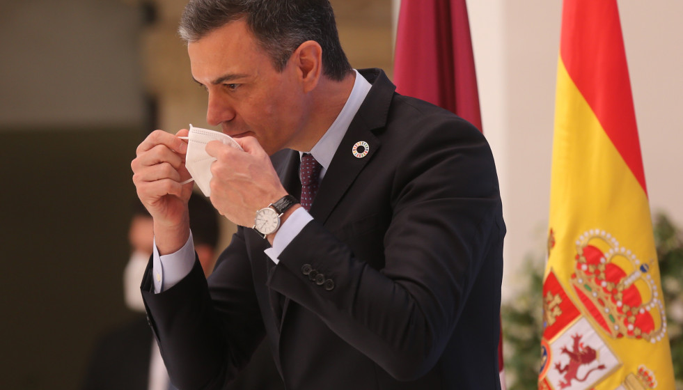 El presidente del Gobierno, Pedro Sánchez, se quita la mascarilla en la presentación del acto 'Haciendo de España un polo industrial del hidrógeno verde en Europa', a 24 de mayo de 2021, en Toledo