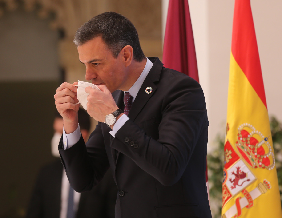 El presidente del Gobierno, Pedro Sánchez, se quita la mascarilla en la presentación del acto 'Haciendo de España un polo industrial del hidrógeno verde en Europa', a 24 de mayo de 2021, en Toledo, Castilla-La Mancha, (España). Este encuentro está convoca