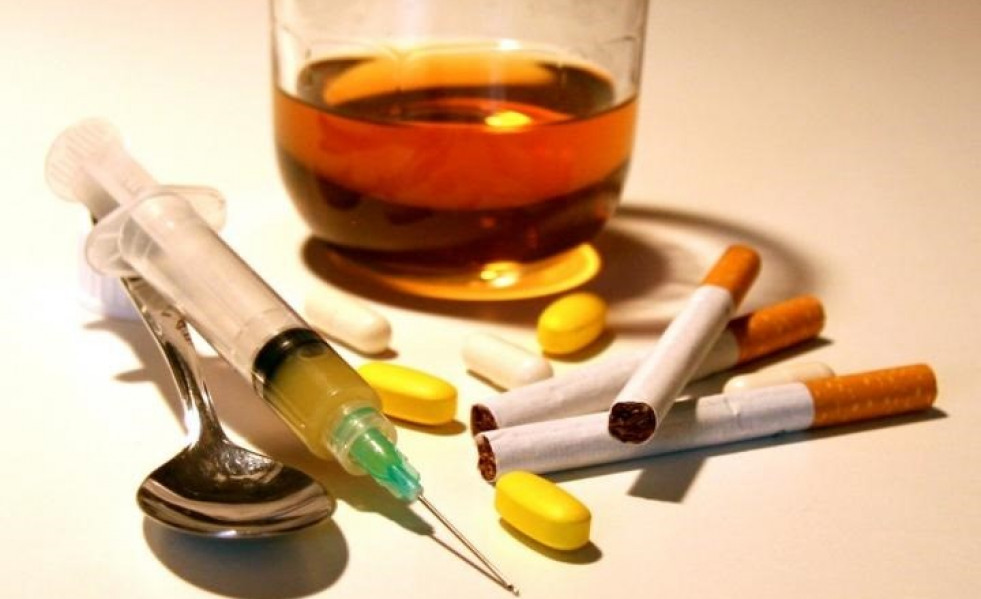 Archivo - Drogas, tabaco, alcohol, medicamentos, alcoholismo, adicción, drogodependencia
