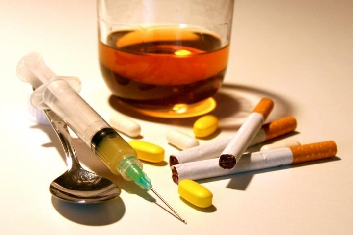 Archivo - Drogas, tabaco, alcohol, medicamentos, alcoholismo, adicción, drogodependencia