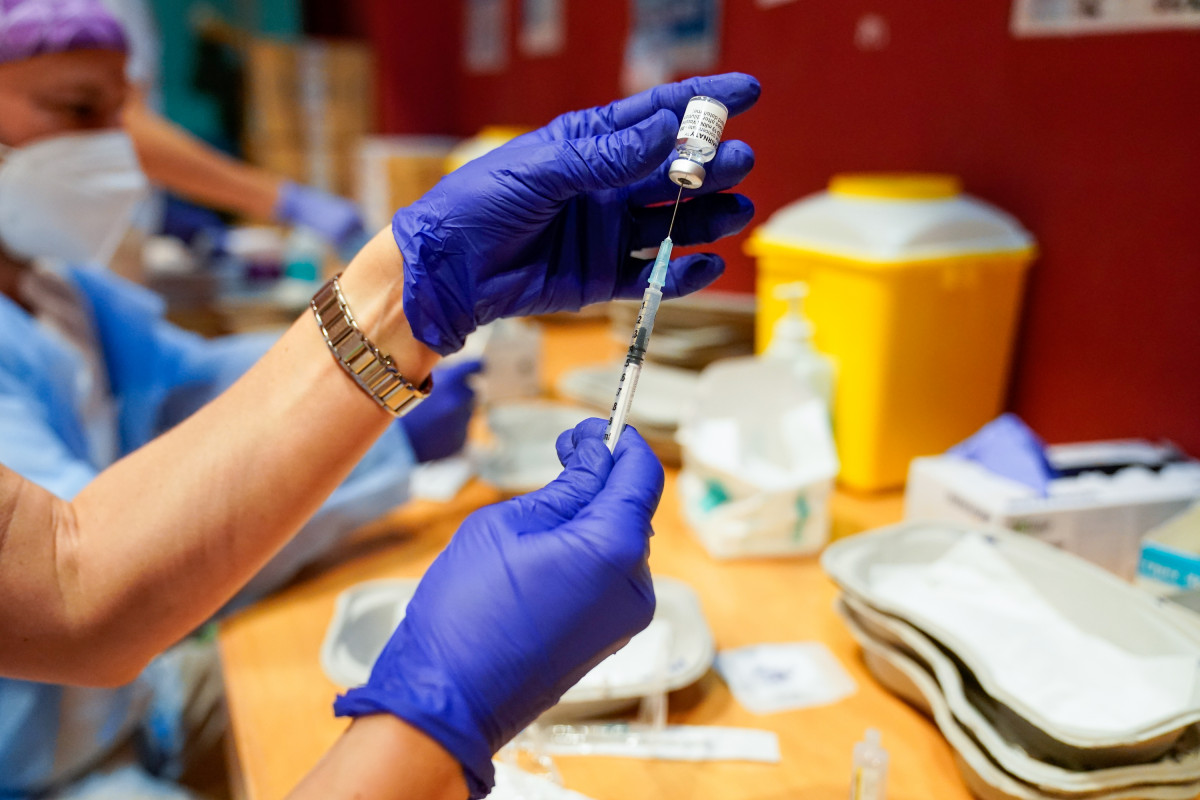 Un trabajador sanitario prepara una vacuna del Covid-19 en una imagen de archivo.