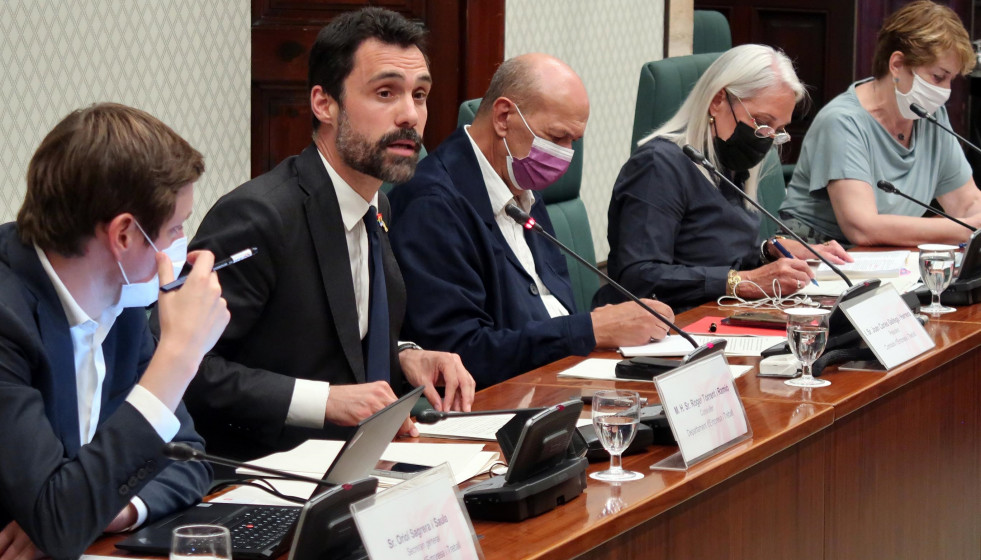 El conseller Roger Torrent comparece en comisión presencial y telemática para explicar los objetivos y actuaciones de su departamento en esta legislatura