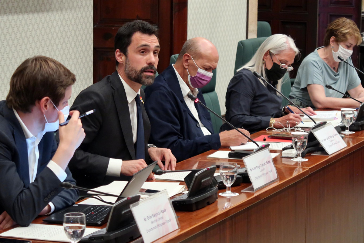 El conseller Roger Torrent comparece en comisión presencial y telemática para explicar los objetivos y actuaciones de su departamento en esta legislatura