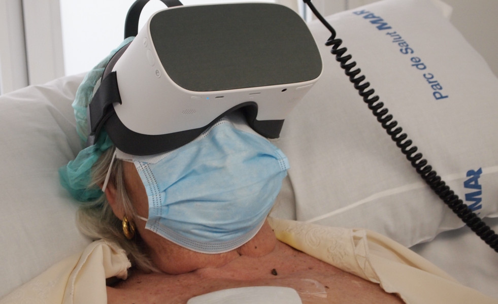 Paciente de hemodiálisis con gafas de realidad virtual