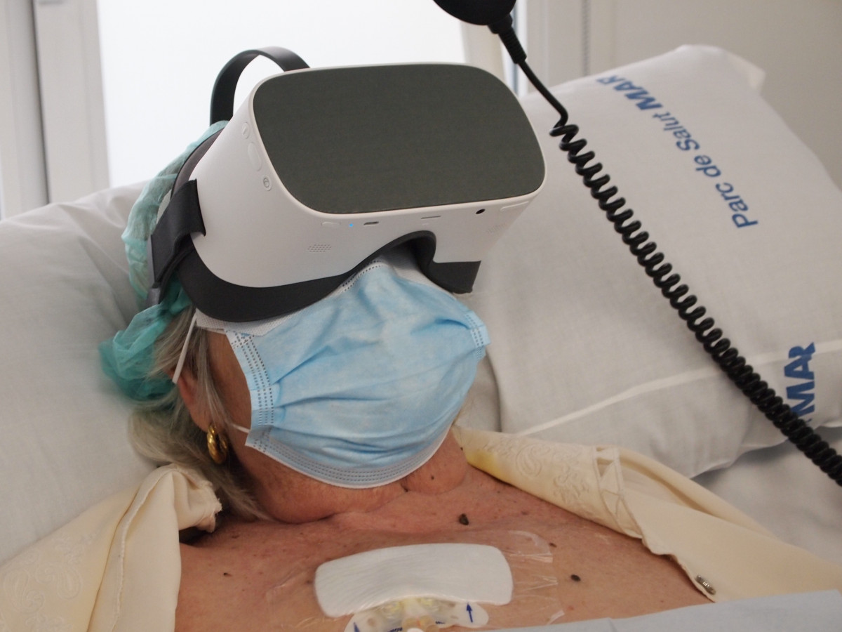 Paciente de hemodiálisis con gafas de realidad virtual