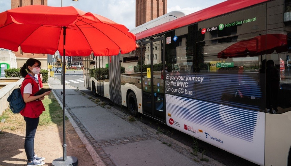 TMB y Telefónica implementan servicio de traducción en los buses entre Barcelona y el MWC