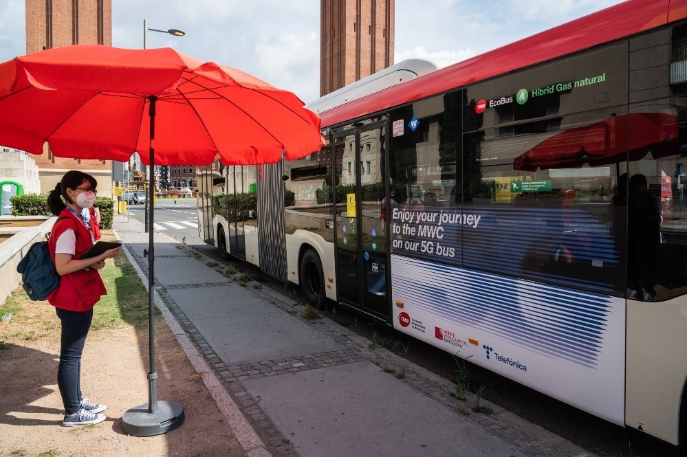 TMB y Telefónica implementan servicio de traducción en los buses entre Barcelona y el MWC