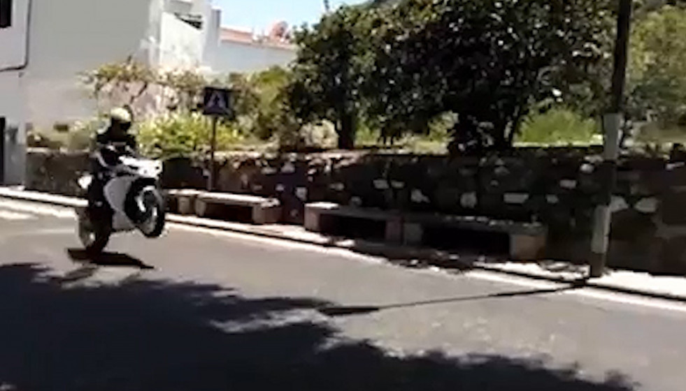 Un motero practicando conducción temeraria en Gran Canaria